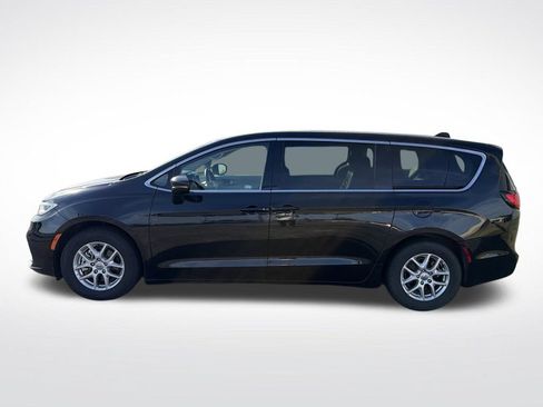 Used 2023 Chrysler Pacifica Touring-L FWD image 10