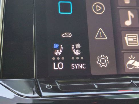 Used 2024 Volkswagen Atlas Cross Sport SE w/ Panoramic Sunroof Package image 22