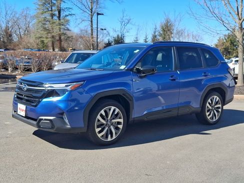 Used 2025 Subaru Forester Touring image 3