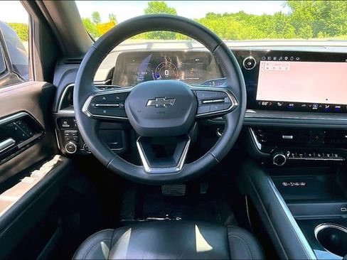 Used 2025 Chevrolet Suburban Z71 AWD/4WD image 8