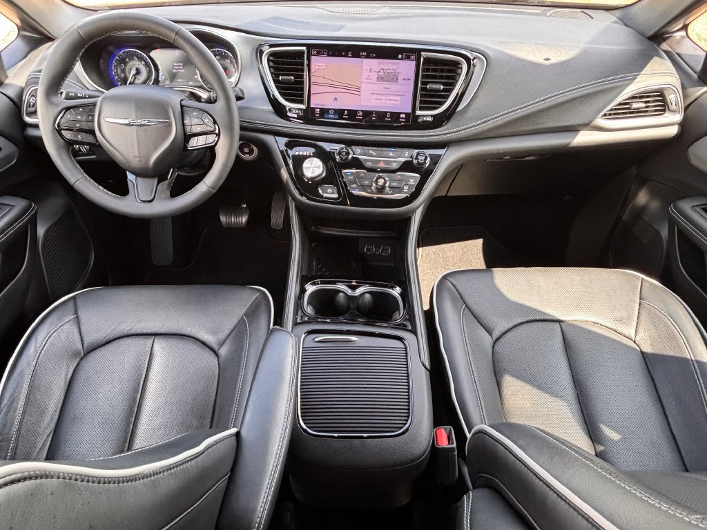 Used 2025 Chrysler Pacifica Limited FWD image 9