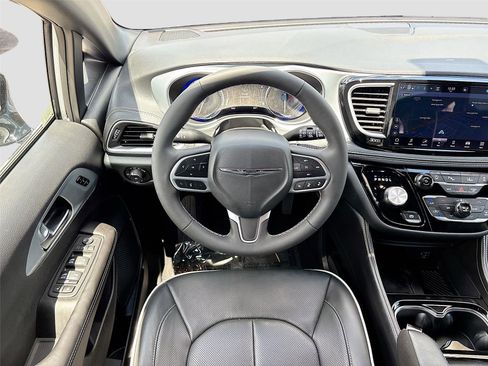 Used 2026 Chrysler Pacifica Limited FWD image 23