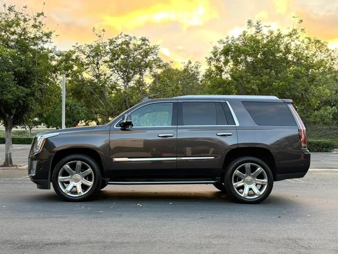 Used 2018 Cadillac Escalade Luxury RWD image 7