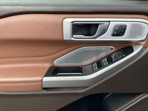 Used 2021 Ford Explorer King Ranch w/ Premium Technology Package image 11