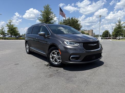 Used 2022 Chrysler Pacifica Limited FWD image 2