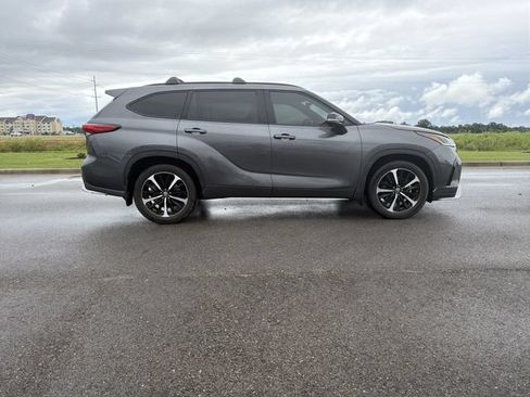 Used 2021 Toyota Highlander XSE FWD image 6