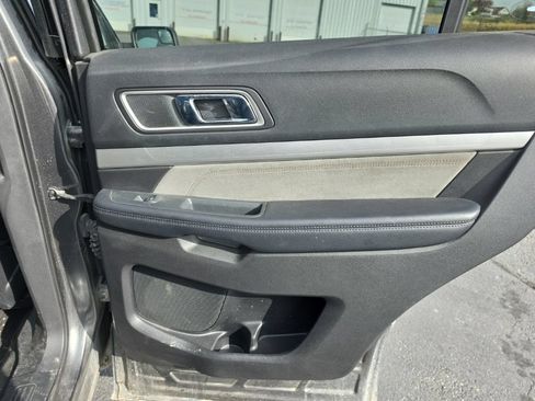 Used 2017 Ford Explorer XLT w/ Equipment Group 202A AWD/4WD image 24