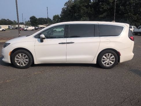 Used 2021 Chrysler Voyager L FWD image 3