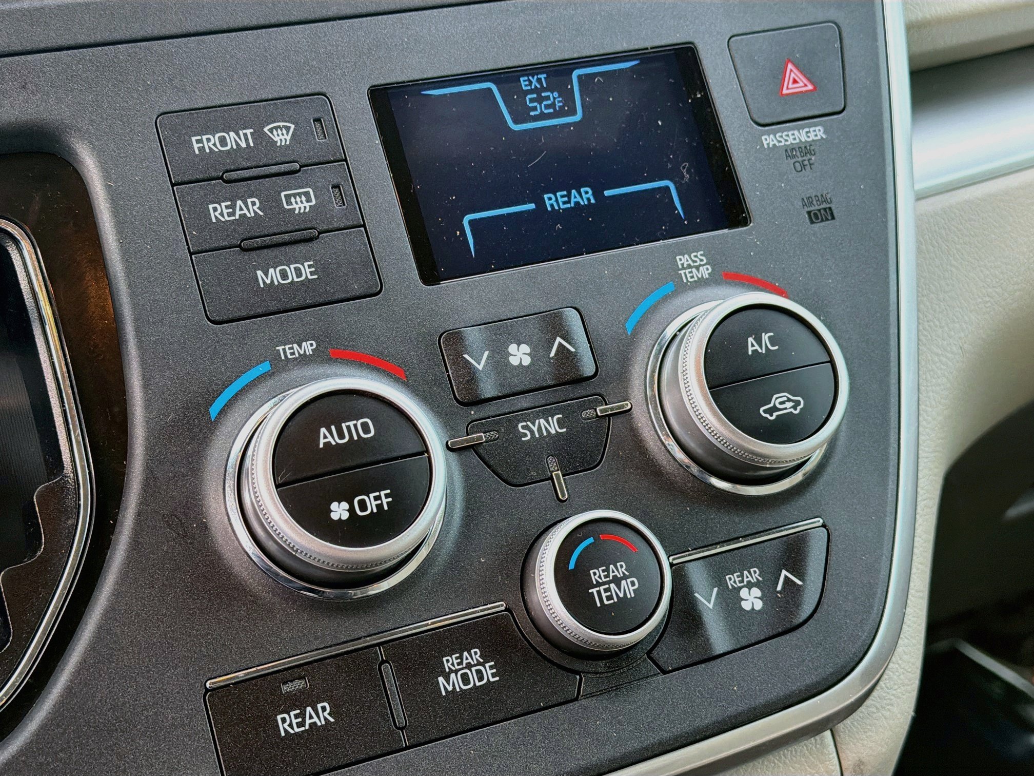 Used 2018 Toyota Sienna LE AWD/4WD image 23