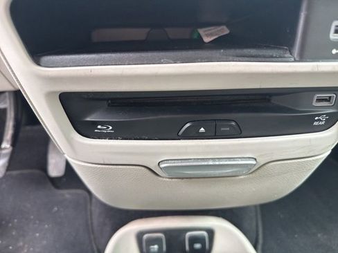 Used 2018 Chrysler Pacifica Touring-L Plus image 34