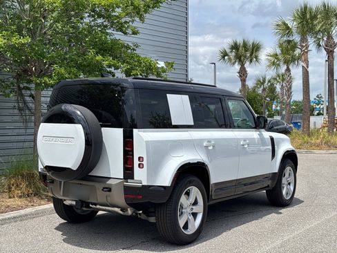 Used 2025 Land Rover Defender 110 X-Dynamic SE image 5