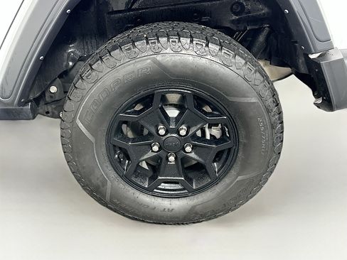 Used 2023 Jeep Wrangler Unlimited w/ Convenience Group AWD/4WD image 11