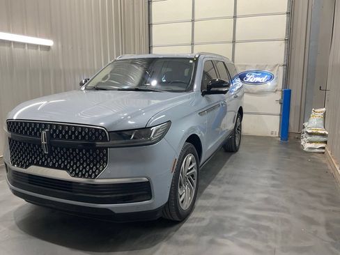 Used 2025 Lincoln Navigator Reserve AWD/4WD image 3