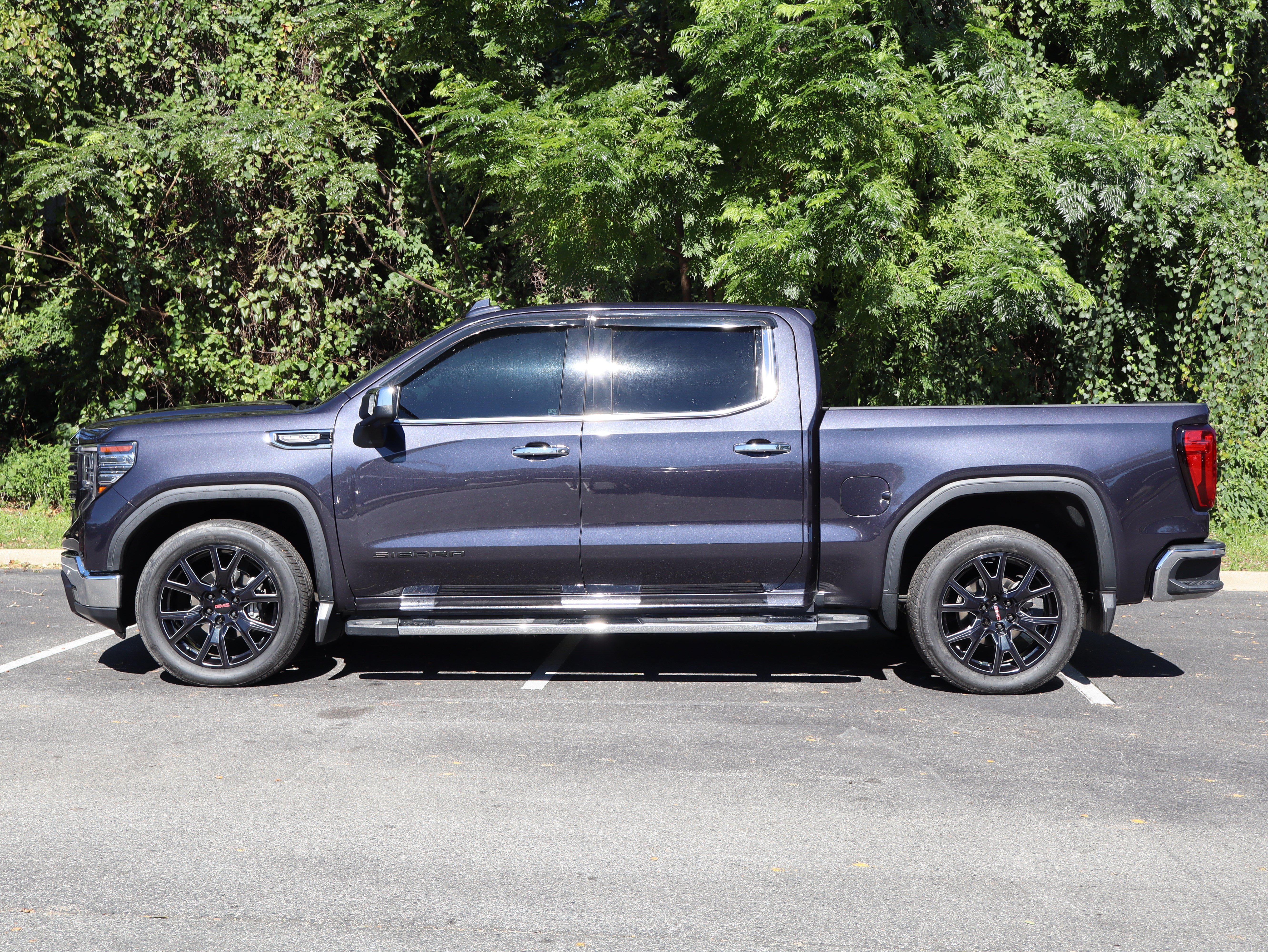 Used 2022 GMC Sierra 1500 SLT w/ SLT Premium Plus Package RWD image 6