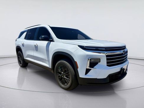 Used 2025 Chevrolet Traverse LT FWD image 1