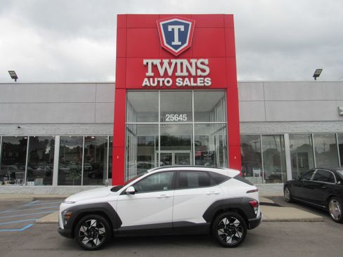 Used 2025 Hyundai Kona SEL FWD image 1