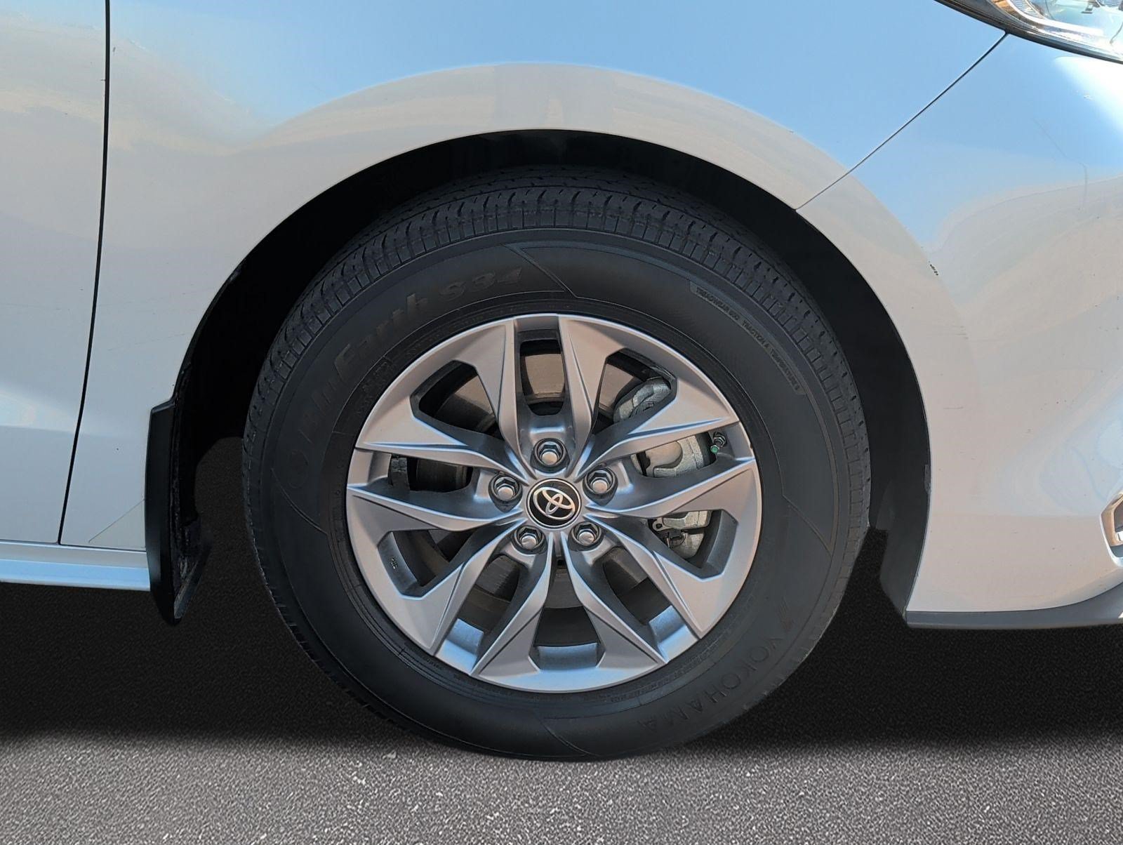 Used 2023 Toyota Sienna XLE FWD image 7