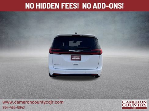 New 2025 Chrysler Pacifica Select FWD image 4