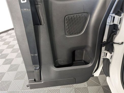 Used 2025 Nissan Frontier SV image 29