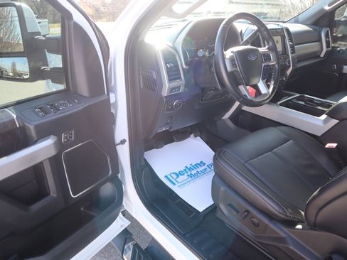 Used 2020 Ford F250 Lariat w/ Lariat Value Package image 3