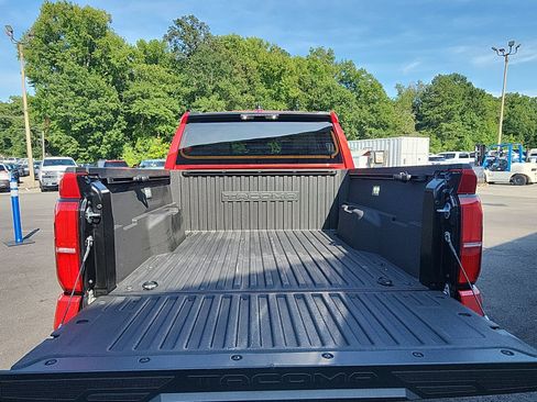 Used 2025 Toyota Tacoma SR5 AWD/4WD image 25