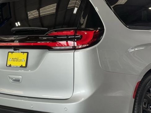 New 2026 Chrysler Pacifica Select w/ S Appearance Package FWD image 10