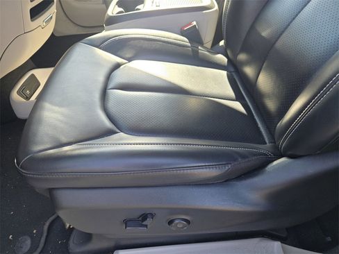 Used 2024 Chrysler Pacifica Touring-L image 16