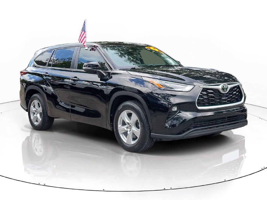 Used 2024 Toyota Highlander LE FWD image 2