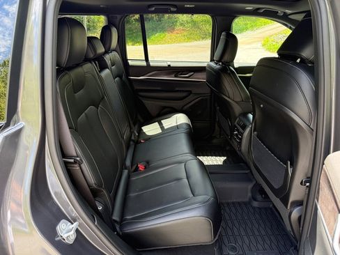 Used 2025 Jeep Grand Cherokee Limited w/ Luxury Tech Group II image 19