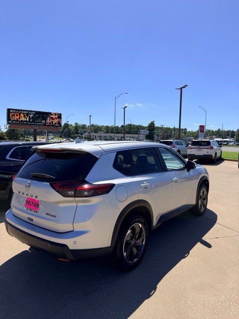 Used 2024 Nissan Rogue SV AWD/4WD image 8