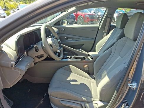 Used 2023 Hyundai Elantra SE w/ Preferred Accessory Package FWD image 13