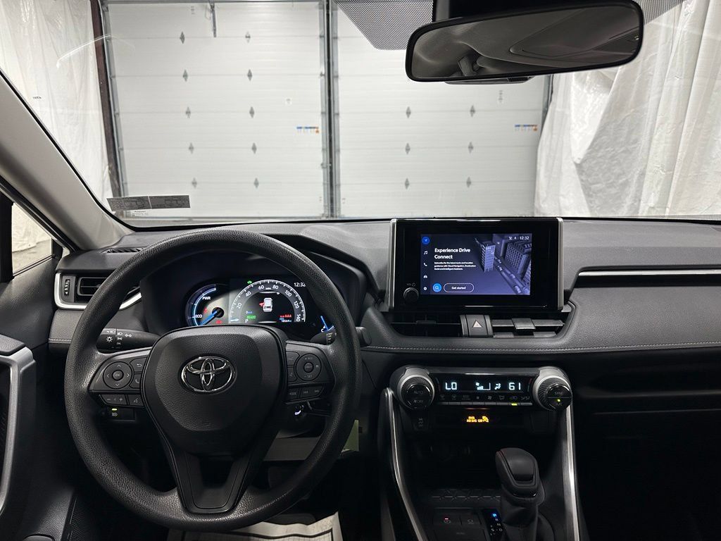 Used 2025 Toyota RAV4 LE AWD/4WD image 16