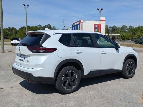 Used 2024 Nissan Rogue SV image 3