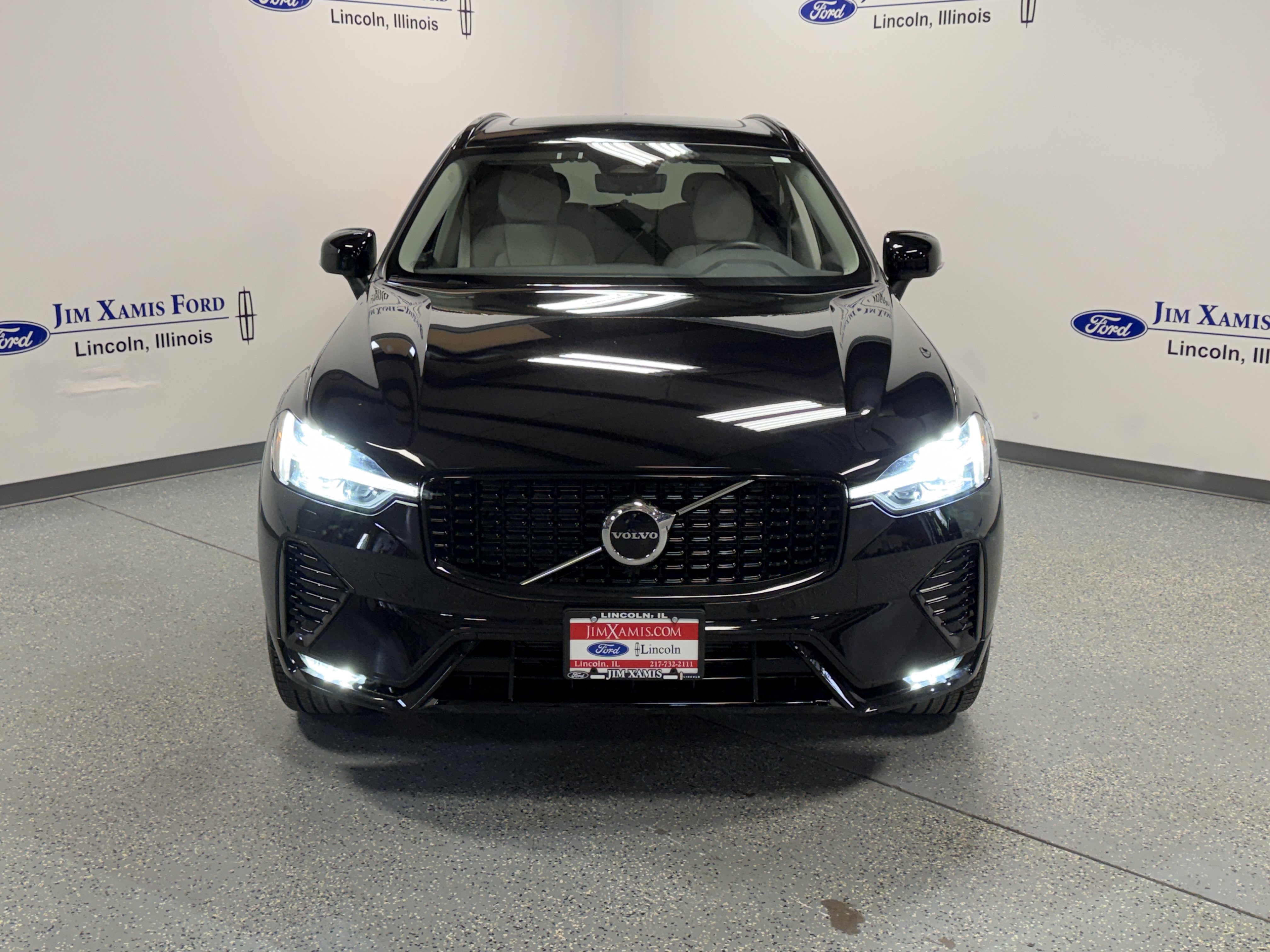 Used 2025 Volvo XC60 B5 Core w/ Protection Package Premier AWD/4WD image 2