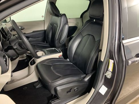 Used 2023 Chrysler Pacifica Touring-L image 28