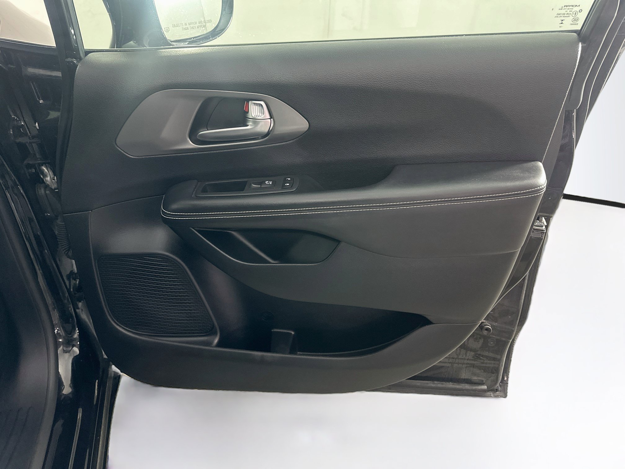 Used 2025 Chrysler Pacifica Select FWD image 32
