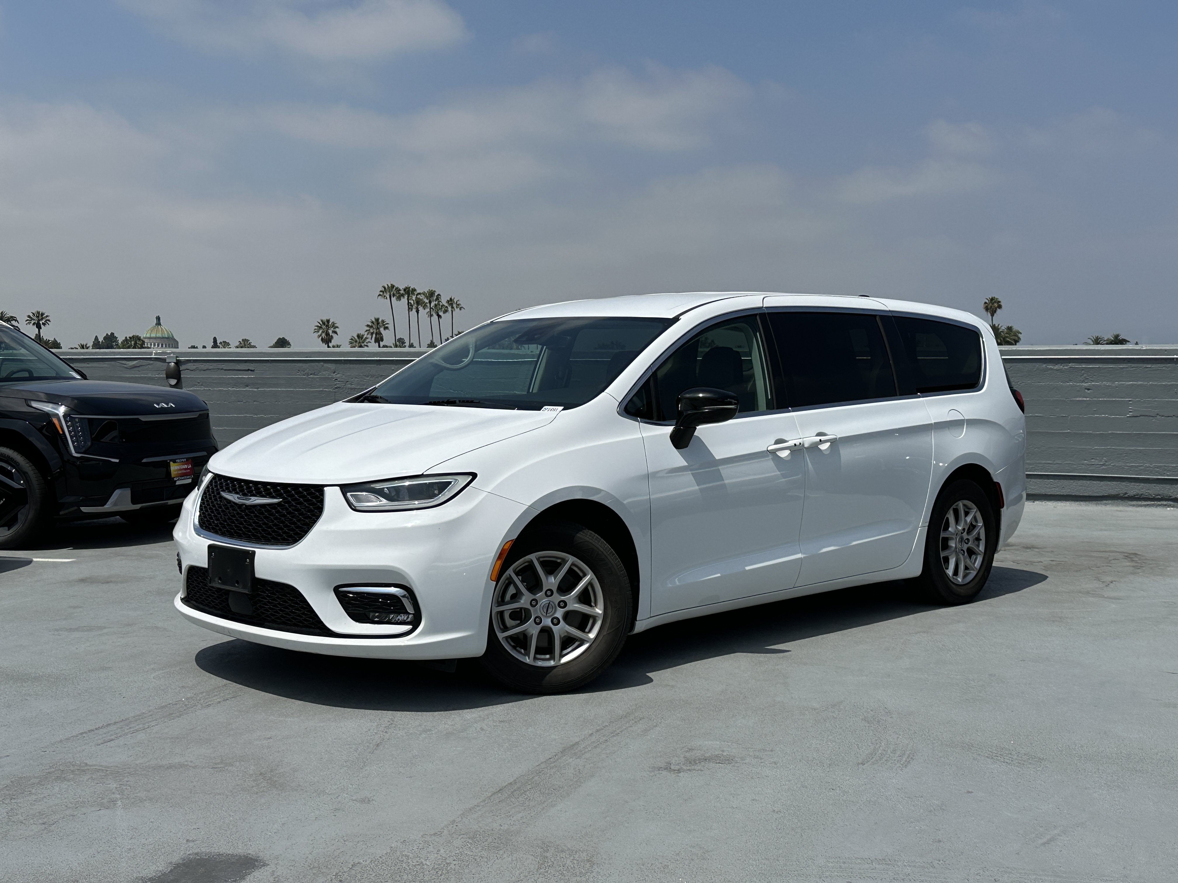 Used 2024 Chrysler Pacifica Touring-L FWD image 2