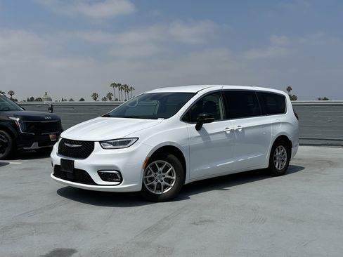 Used 2024 Chrysler Pacifica Touring-L FWD image 2