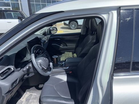 Used 2023 Toyota Highlander Platinum image 3