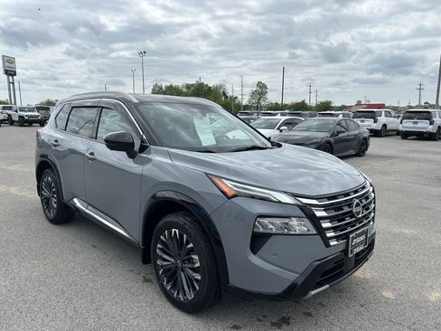 Used 2024 Nissan Rogue Platinum w/ Platinum Premium Package image 2