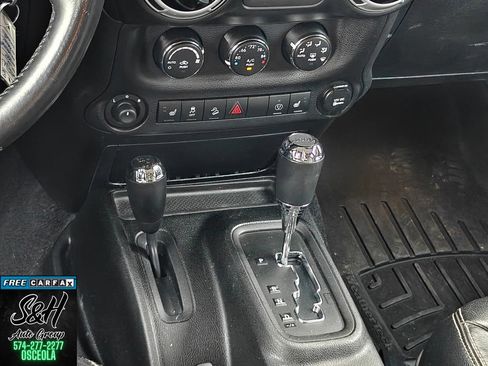 Used 2013 Jeep Wrangler Unlimited Rubicon w/ Dual Top Group AWD/4WD image 8