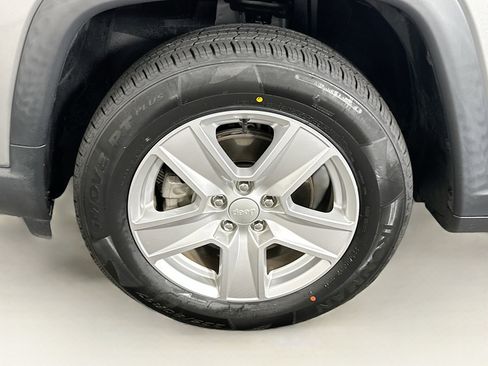 Used 2022 Jeep Compass Latitude image 11