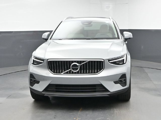 Used 2024 Volvo XC40 B5 Plus w/ Protection Package Premier AWD/4WD image 3