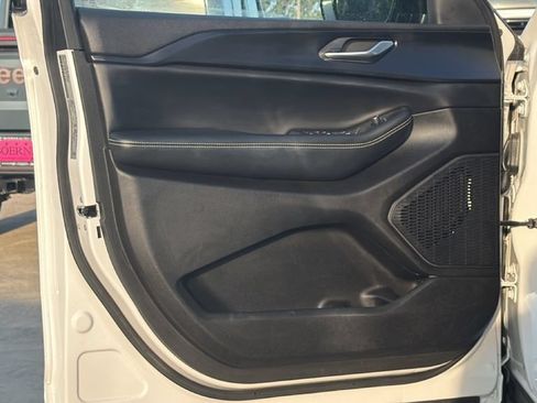 Used 2023 Jeep Grand Cherokee Altitude RWD image 10