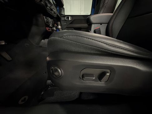 Used 2024 Jeep Gladiator Rubicon w/ Technology Group image 19