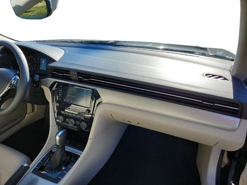 Used 2022 Volkswagen Passat 2.0T SE image 23