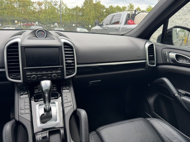 Used 2016 Porsche Cayenne w/ Premium Package AWD/4WD image 21