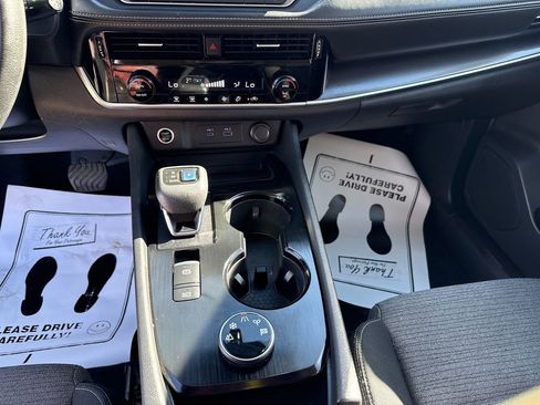 Used 2022 Nissan Rogue SV image 9