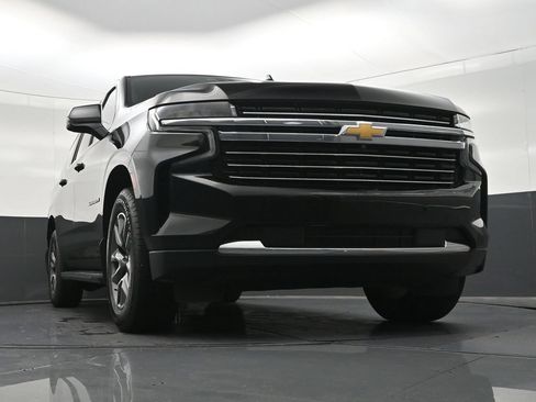 Used 2022 Chevrolet Suburban LT w/ Luxury Package RWD image 29