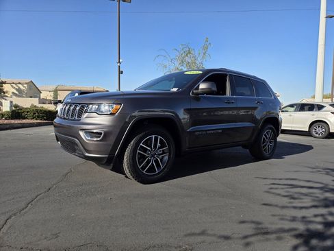 Used 2021 Jeep Grand Cherokee Laredo image 2